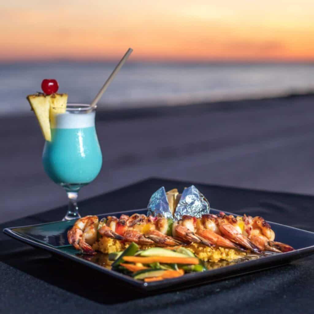 Cena al atardecer frente al mar
