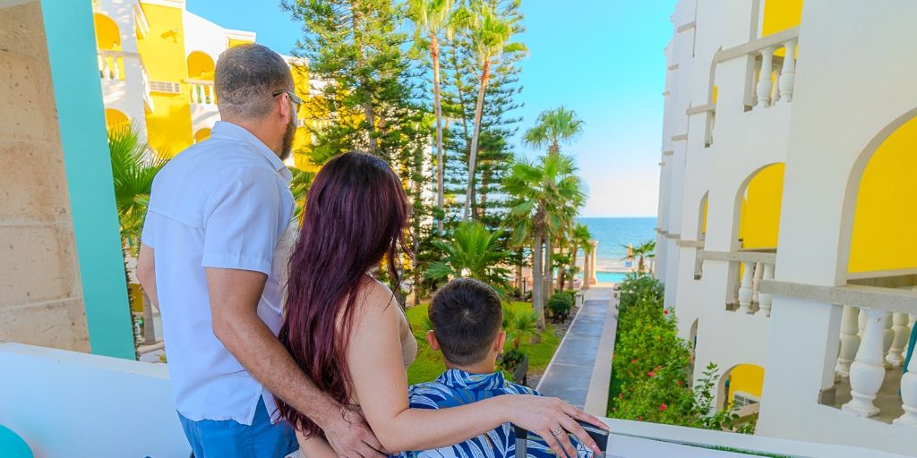 Playa Bonita Resort familia observando el mar desde el hotel