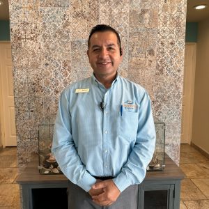 Concierge del hotel listo para asistir a los huéspedes en Playa Bonita Resort